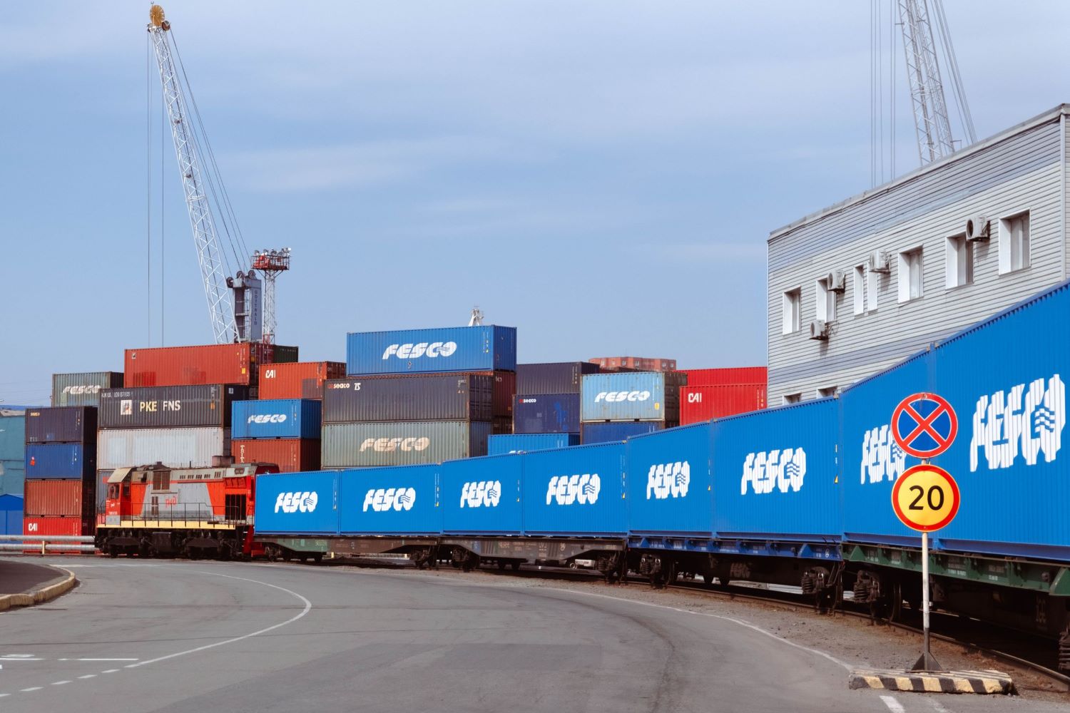 FESCO отправила за неделю рекордные 7 тысяч TEU из Владивостока на запад России