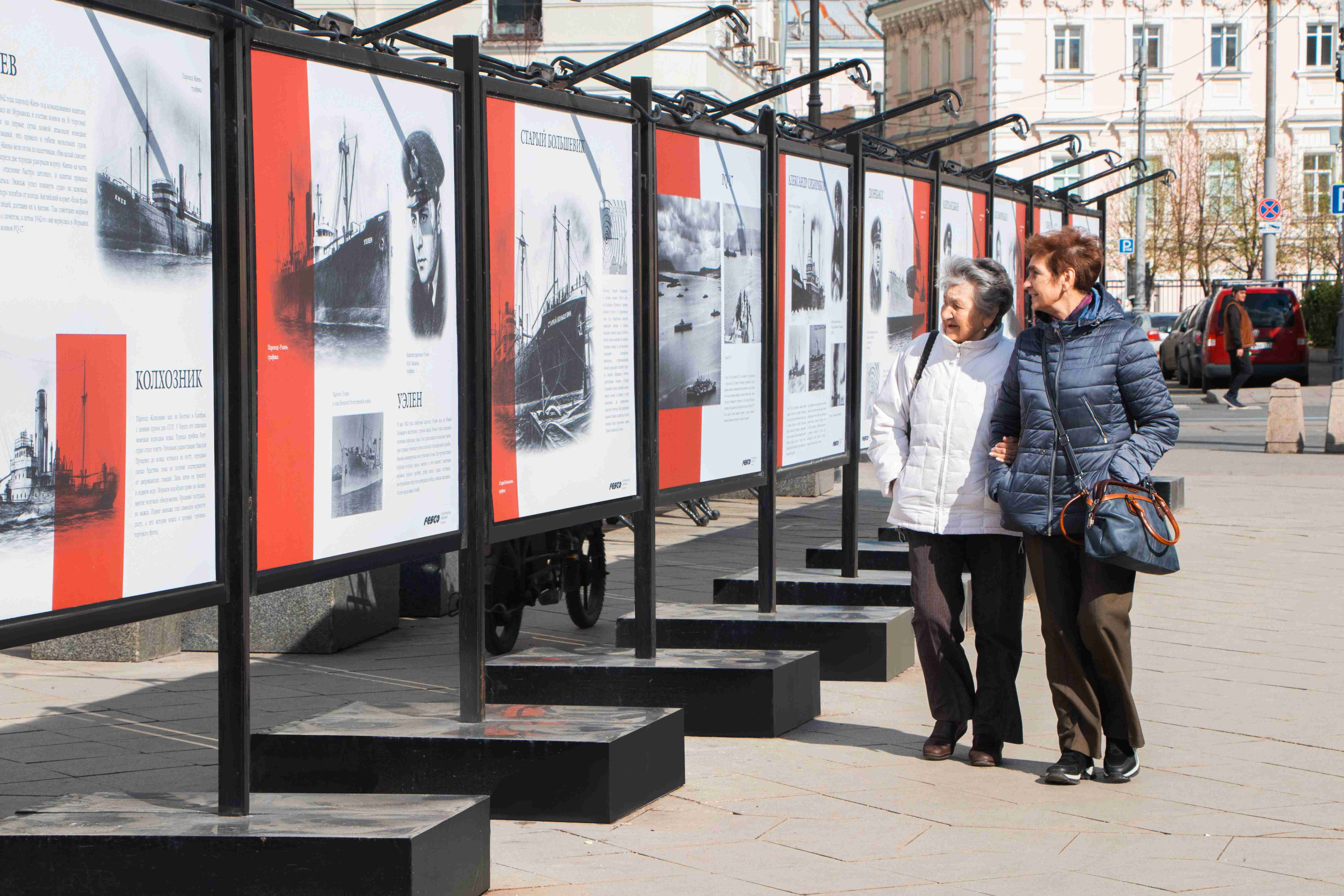 FESCO ко Дню Победы и 146-летию компании подготовила уличную выставку «Огненные рейсы»
